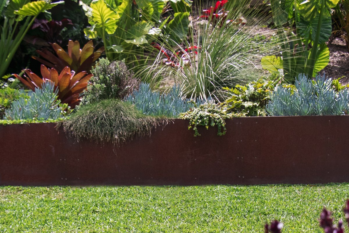 Stopping Lawn Grass from Spreading with Steel Garden Edging